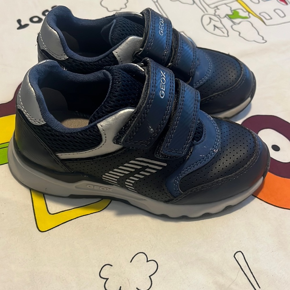 GEOX RESPIRA Kid shoes 8 1/2 wore only 2x